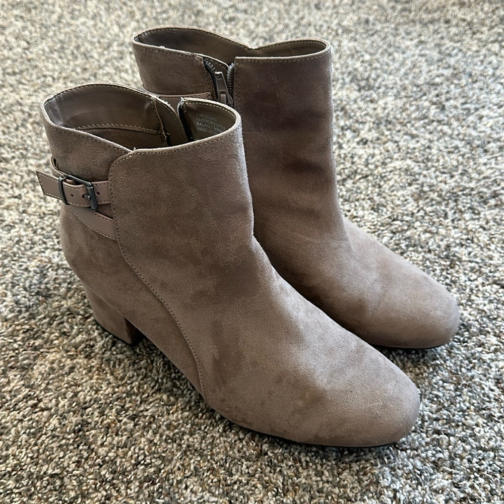 Aubrey Lynn Light Brown Women’s 10M Cosmo Ankle Boots Brushed Suede Feel